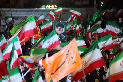 پای کار انقلاب