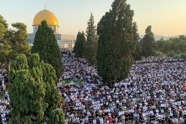 بالصور... 150 ألف مصلٍ أدّوا صلاة عيد الأضحى في المسجد الأقصى