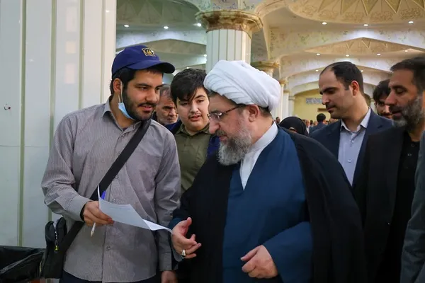 بازدید امام جمعه تبریز از «میز خدمت» مستقر در مصلی