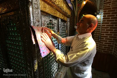 غبارروبی حرم امامزاده سیدجمال‌ بن موسی بن جعفر(ع) ـ تبریز