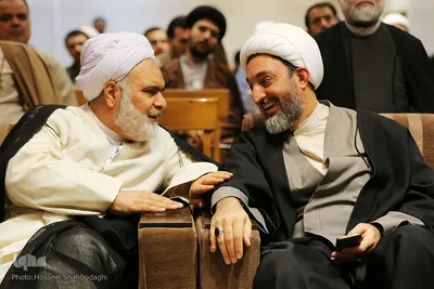 از راست حجج اسلام حاج ابوالقاسم و شهیدی پور در دومین گردهمایی پیشکسوتان و فعالان جامعه قرآنی کشور⁩