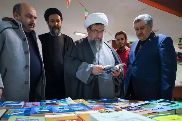بازدید امام جمعه تبریز از نمایشگاه قرآن