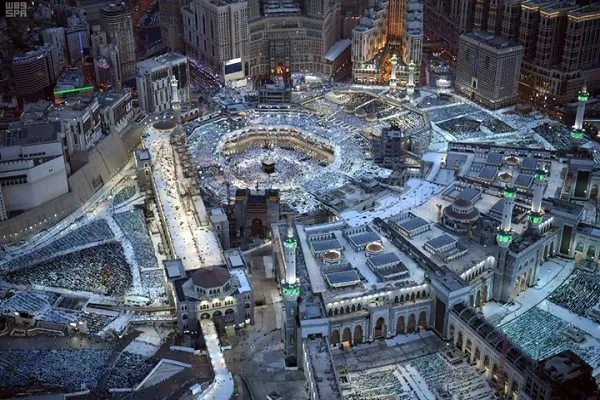 إقامة صلاة التراويح في الحرم المكي والمدني بلا مصلين