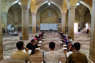 جزء خوانی دانش آموزان در شبستان مسجد وکیل شیراز