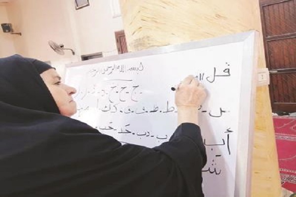 رغم الأمية والشيخوخة.. سيدات قرية مصریة يكتبن ملحمة في حفظ القرآن + صور