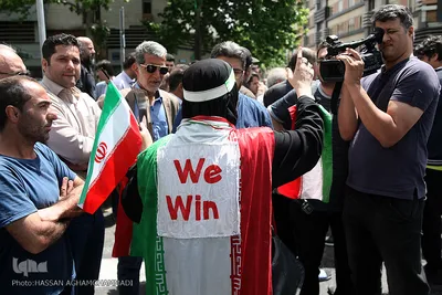 راهپیمایی ضداستکباری نمازگزاران روزه‌دار تهرانی بعد از اقامه اولین نمازجمعه، در ماه مبارک رمضان از دانشگاه تهران تا میدان انقلاب