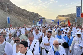عزیمت هزاران زائر به سرزمین منا با پای پیاده