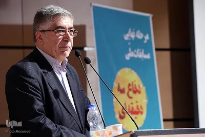 حمیدرضا طیبی، رییس جهاددانشگاهی در اختتامیه سومین دوره مسابقات ملی دفاع سه دقیقه ای پایان نامه