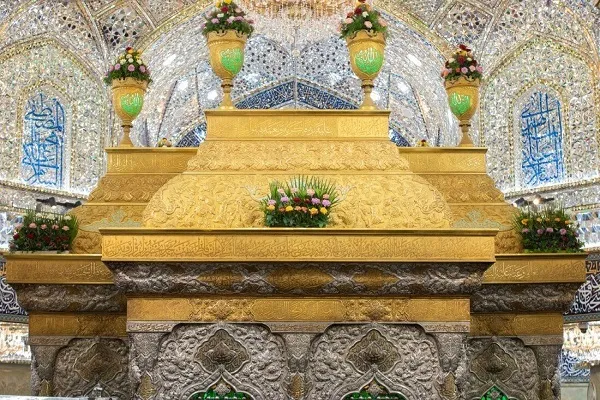 تقرير مصور |  أكاليل الورد تزيّن ضريح الإمام الحسين (ع) في ذكرى المولد النبوي