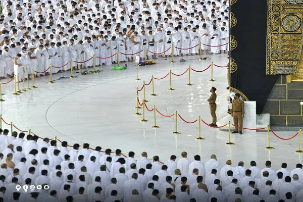 په مسجدالحرام او مسجد البني کې  اجتماعي فاصلې ته له پامه پرته دجماعت مونځ قایم شو