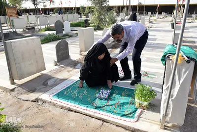 مادرانه هایی عاشقانه بر مزار تک فرزند شهیدم