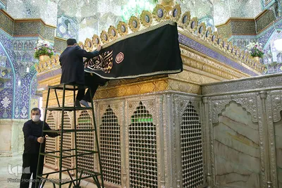 آیین سیاه پوشی ضریح مطهر کریمه اهل بیت در آستانه محرم