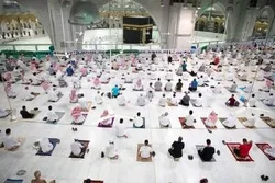 8,000 Worshipers Perform Evening Prayers at Mecca Grand Mosque