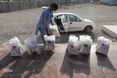 توزیع ۳۰۰بسته معیشتی اقلام ضروری مواد غذایی «هم نمک» میان خانواده های بی بضاعت و محروم روستاهای جازموریان، در جنوب کرمان