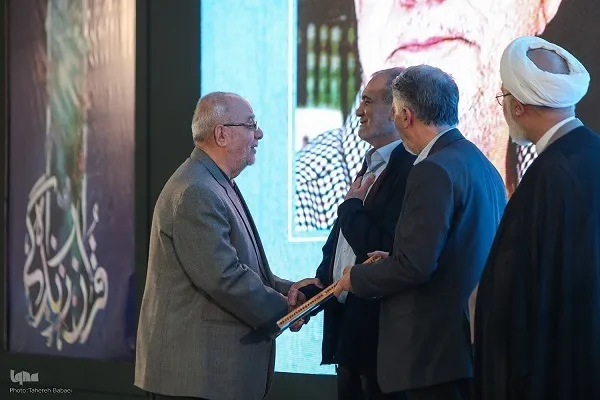 د آیتونو خادم، د کلمو استاد 