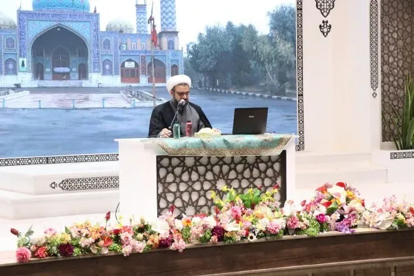 خادمان بقاع متبرکه، الگوی دینی و اجتماعی جامعه‌ هستند