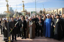 نثار گل و ادای احترام کاروان قرآنی انقلاب به شهدای مدافع حرم و دفاع مقدس اراک