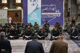 مراسم نثار تاج گل و تجدید بیعت جامعه قرآنی با آرمان‌های امام خمینی(ره) و مقام معظم رهبری