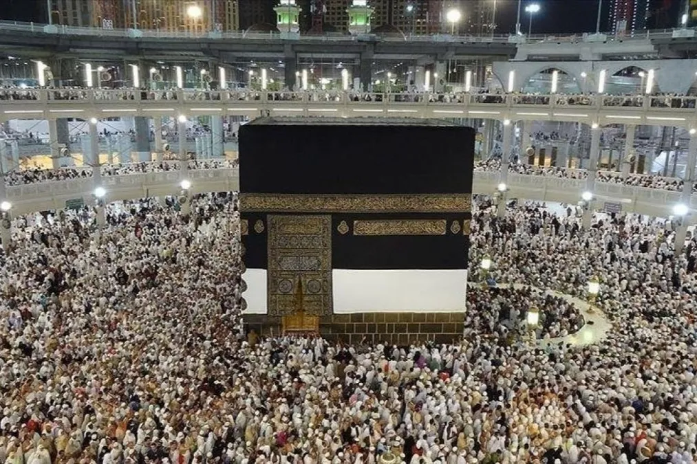 إسدال كسوة الكعبة قبل شروق شمس يوم عرفة.. فما الذي نعرفه عنها؟