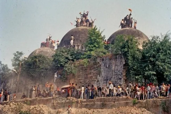 बाबरी मस्जिद के खंडहरों पर एक हिंदू मंदिर का उद्घाटन