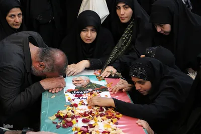 آیین وداع و تشییع پیکر مطهر ٨ شهید جنگ رمضان در شیراز