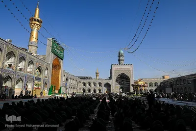 تعویض پرچم گنبد بارگاه رضوی در روز ولادت حضرت رضا(ع)