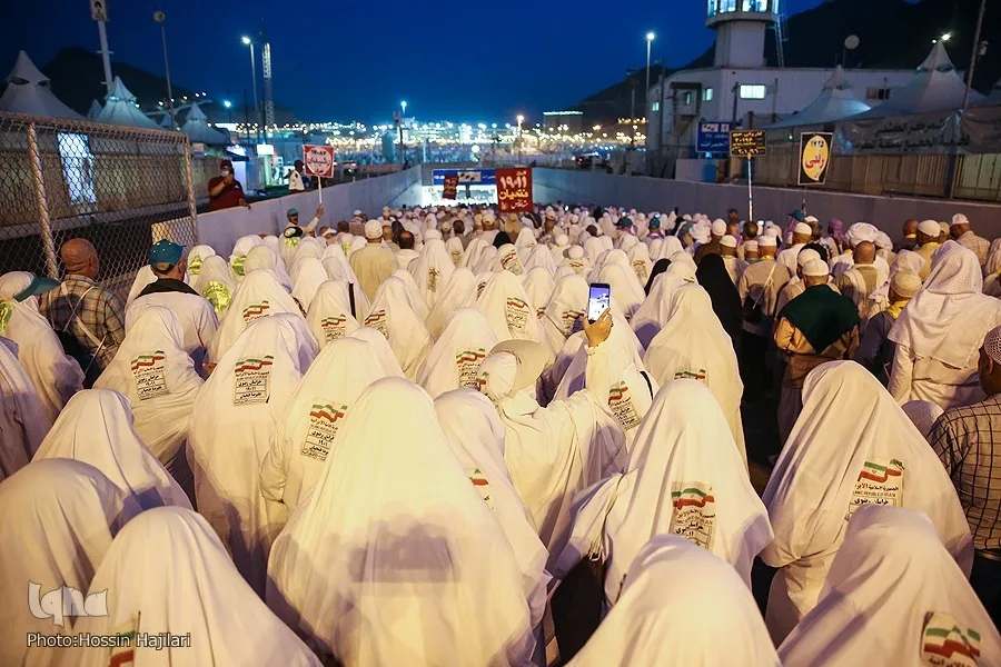 حجاج بيت الله يواصلون رمي الجمرات في منى