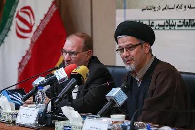 از راست سیدسعیدرضا عاملی، دبیر شورای عالی انقلاب فرهنگی و سیدحسن صدوق، رئیس دانشگاه شهید بهشتی در رونمایی از کتاب «نظریه اسلامی رشد انسان»