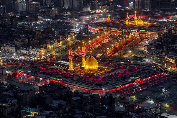 بالصور.. جموع المعزّين تحتشد عند العتبتين المقدستين في كربلاء لإحياء زيارة الأربعين