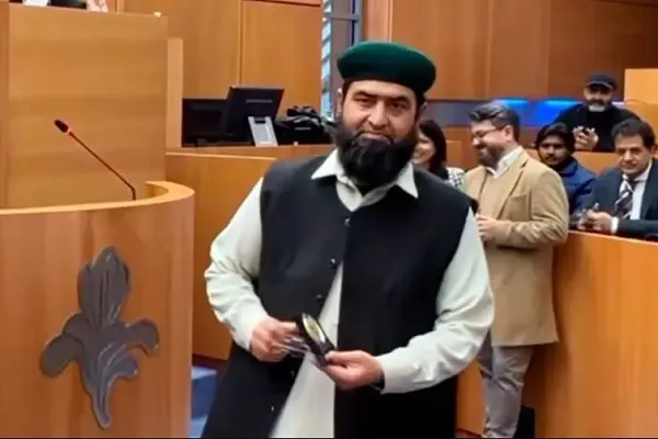 إمام يتلو آيات داخل برلمان بلجيكا وإسرائيل غاضبة من آية لم يقرأها