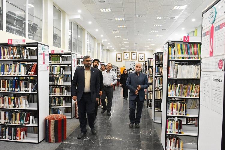 بازدید استاد دانشگاه شهید بهشتی از کتابخانه عمومی شهید دستغیب شیراز