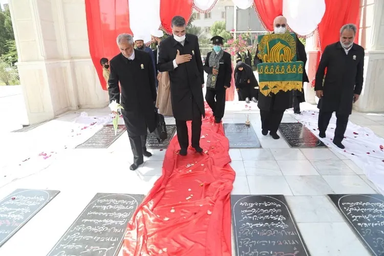غبارروبی امامزاده سید مظفر و گلزار شهدای بندرعباس توسط کاروان خدام رضوی
