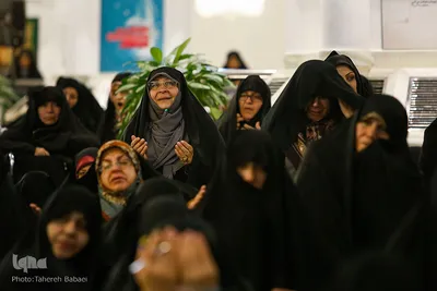 غبارروبی رواق حضرت زهرا(س) در حرم مطهر رضوی توسط بانوان قرآن پژوه