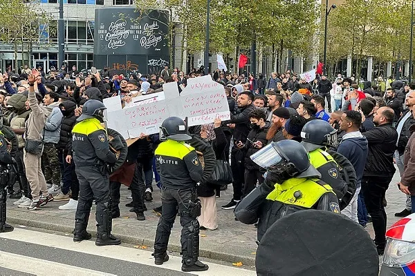 Hollanda'da Kur'an-ı Kerim'e saldırı eylemine müdahale eden grup ile polis arasında arbede