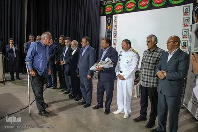 رونمایی از کتاب «قاب سرخ» آلبوم تصاویر مادران و پدران شهید در اهر