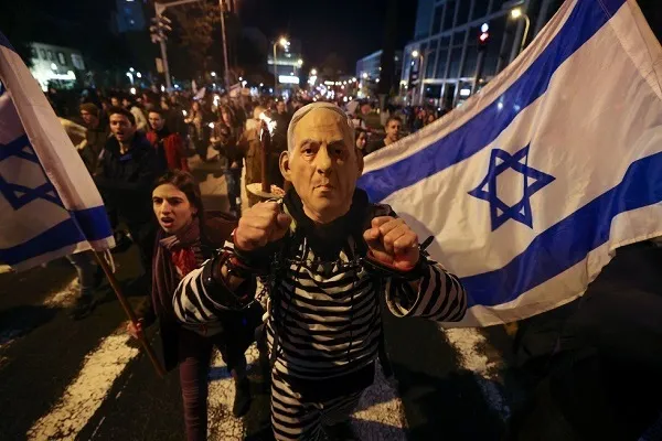 تل أبيب تنتفض ضد اليمينيين وتجتمع على الفلسطينيين