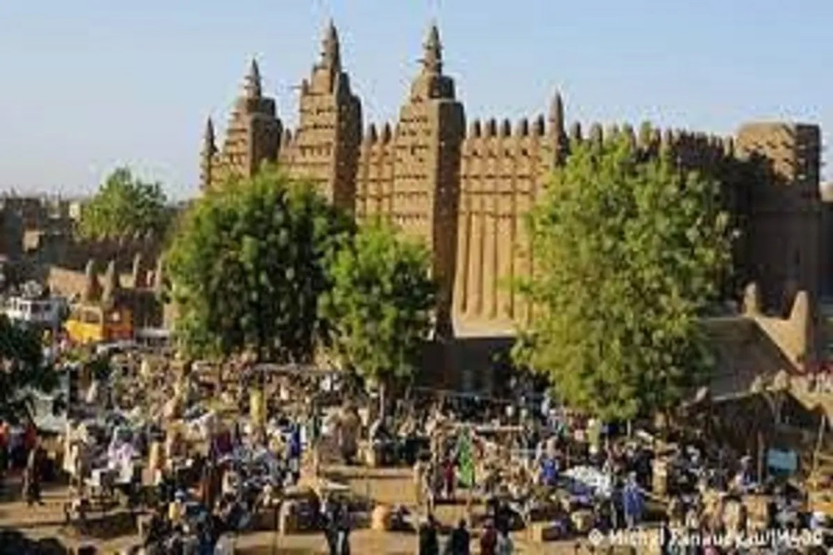 Des milliers de Maliens ont participé au crépissage de la grande mosquée de Djenné
