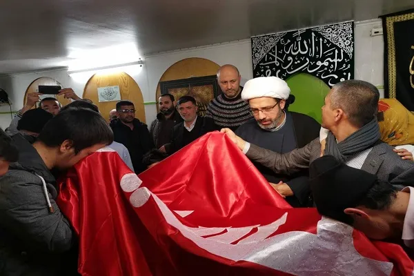 اهدای پرچم حرم امام حسین(ع) به مؤسسه آیت‌الله خویی