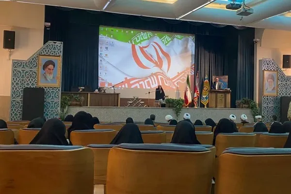 آئین تجلیل از نخبگان قرآنی بانوان شاغل ستاد ارتش برگزار شد + عکس