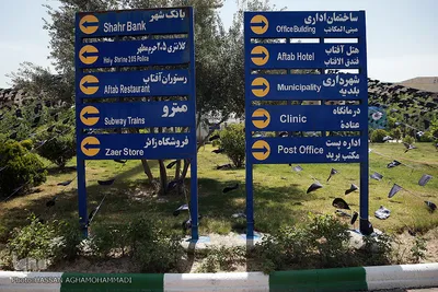 در تمام محوطه حرم مطهر امام خمینی(ره) تابلوهای راهنما جهت دسترسی راحت زائران و مسافرین به خدمات حرم نصب شده است.