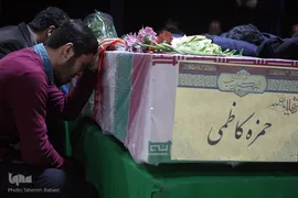 وداع با پیکر شهید مدافع حرم حمزه کاظمی