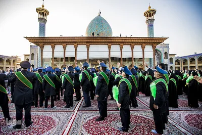اهتزاز پرچم عزا بر فراز گنبد فيروزه‌اي آستان شاهچراغ(ع)
