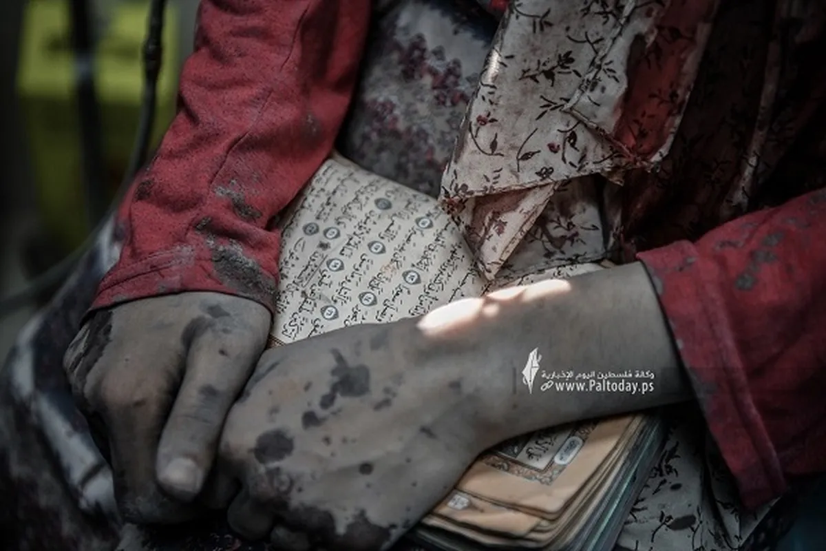 Mwanamke wa Kipalestina aliyejeruhiwa aliokolewa kutokana na mashambulizi ya anga ya huko Gaza hakuachia Qur’ani Tukufu  mkononi mwake