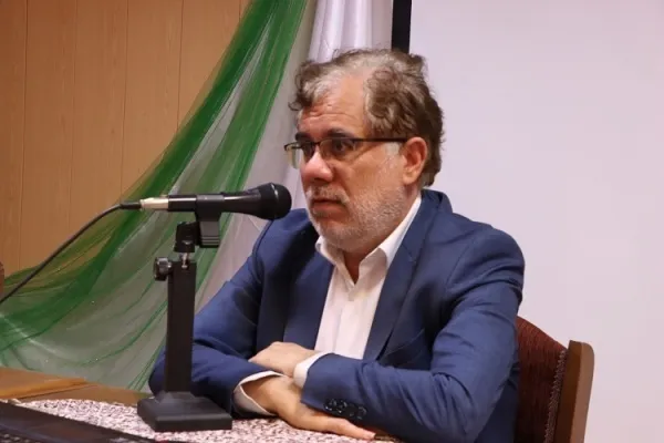 آیا فقه باید خودش را با مسائل روز تطبیق دهد
