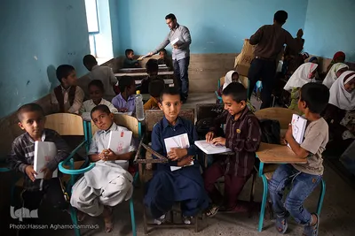 توزیع لوازم التحریر هم نمک در جازموریان