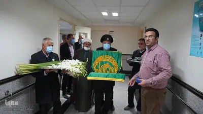 پرچم سبز حرم مطهر رضوی بر بالین مصدومان سانحه طبس