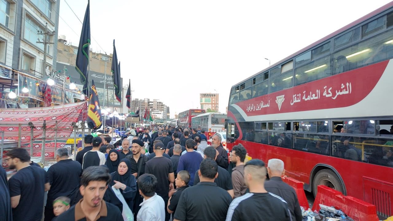 الزائرون يحيون ذكرى أربعين الإمام الحسين (ع) عند المرقدين الطاهرين + صور