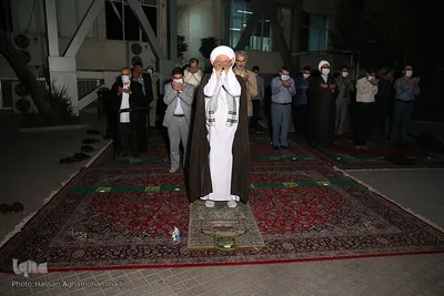 اقامه نماز جماعت شرکت کنندگان در مراسم رونمایی از پوستر پویش#روضه_های_خانگی