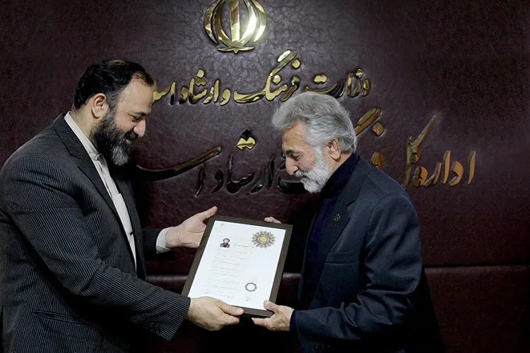 اعطای نشان درجه یک هنری به پیشکسوت هنر تعزیه گیلان