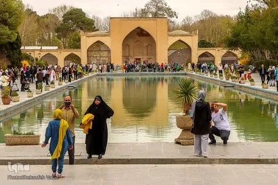استقبال مسافران نوروزی از چهلستون اصفهان